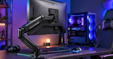 Suporte para monitor articulado em setup gamer moderno.