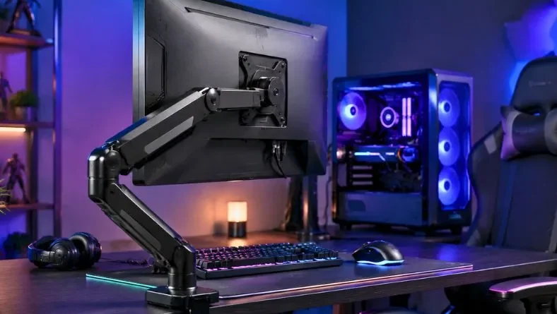 Suporte para monitor articulado em setup gamer moderno.
